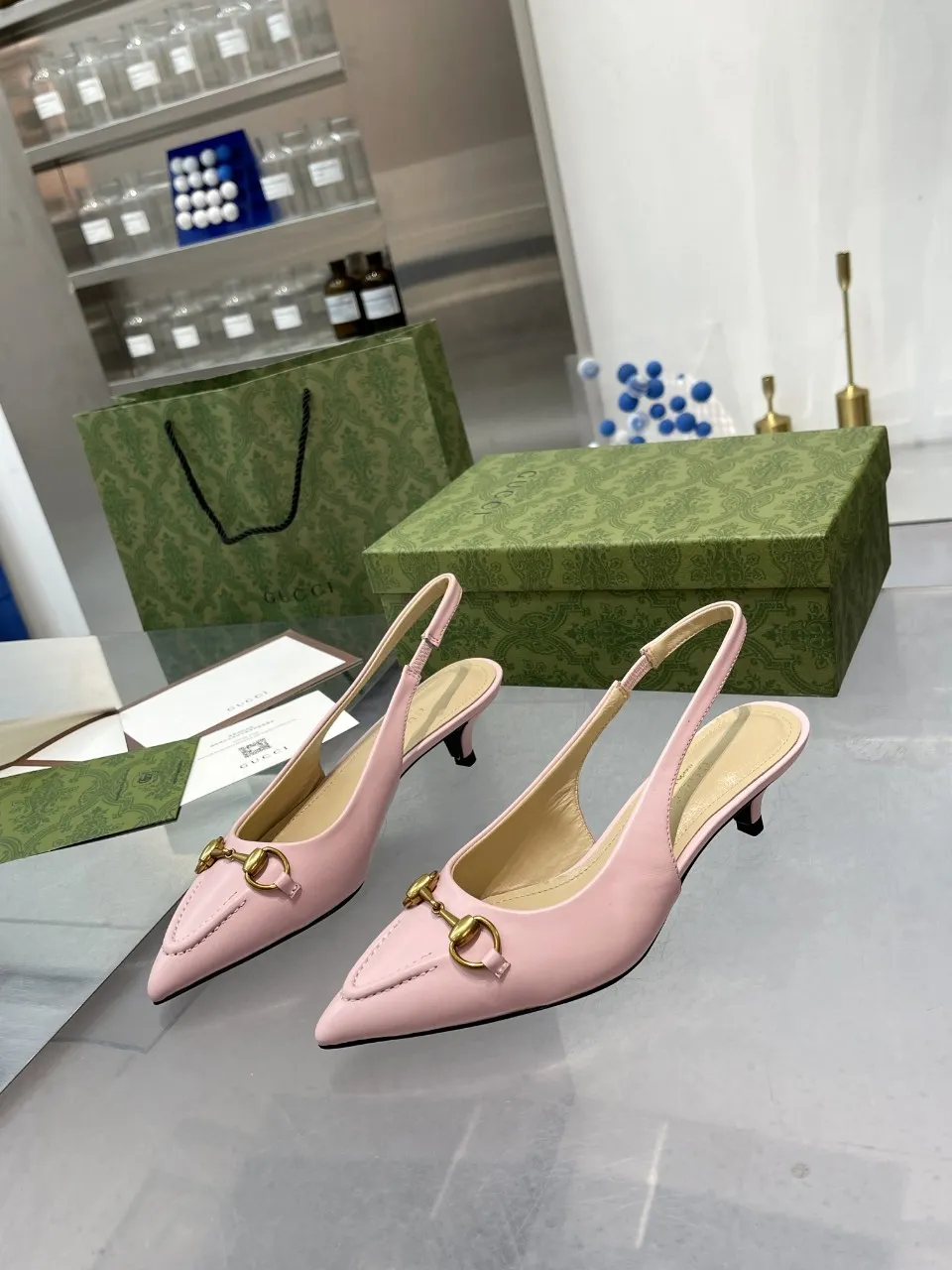 👟👟Ex-factory price 440👟👟 (genuine leather sole +40) Gucci Original GG canvas adds dazzling essence to these slingback pumps. Brown leather piping and light gold-toned hardware are complemented by beige and brown graphics. The pointed toe, elasticated straps and low heel all work together to create a comfortable fit. Upper: Made of first-layer imported patent cowhide/sheepskin lining. Outsole: rubber non-slip outsole/genuine leather outsole. Size: 35-42 (34/41 42 customized, non-refundable)